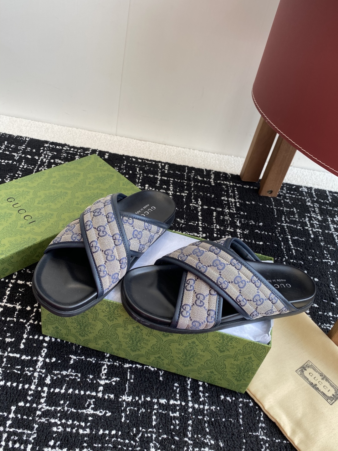 代购级
Gucci古驰 最新 情侣款 互扣式 双G 厚底 凉拖鞋

原版购入开发 做货 从为品牌注入荣光