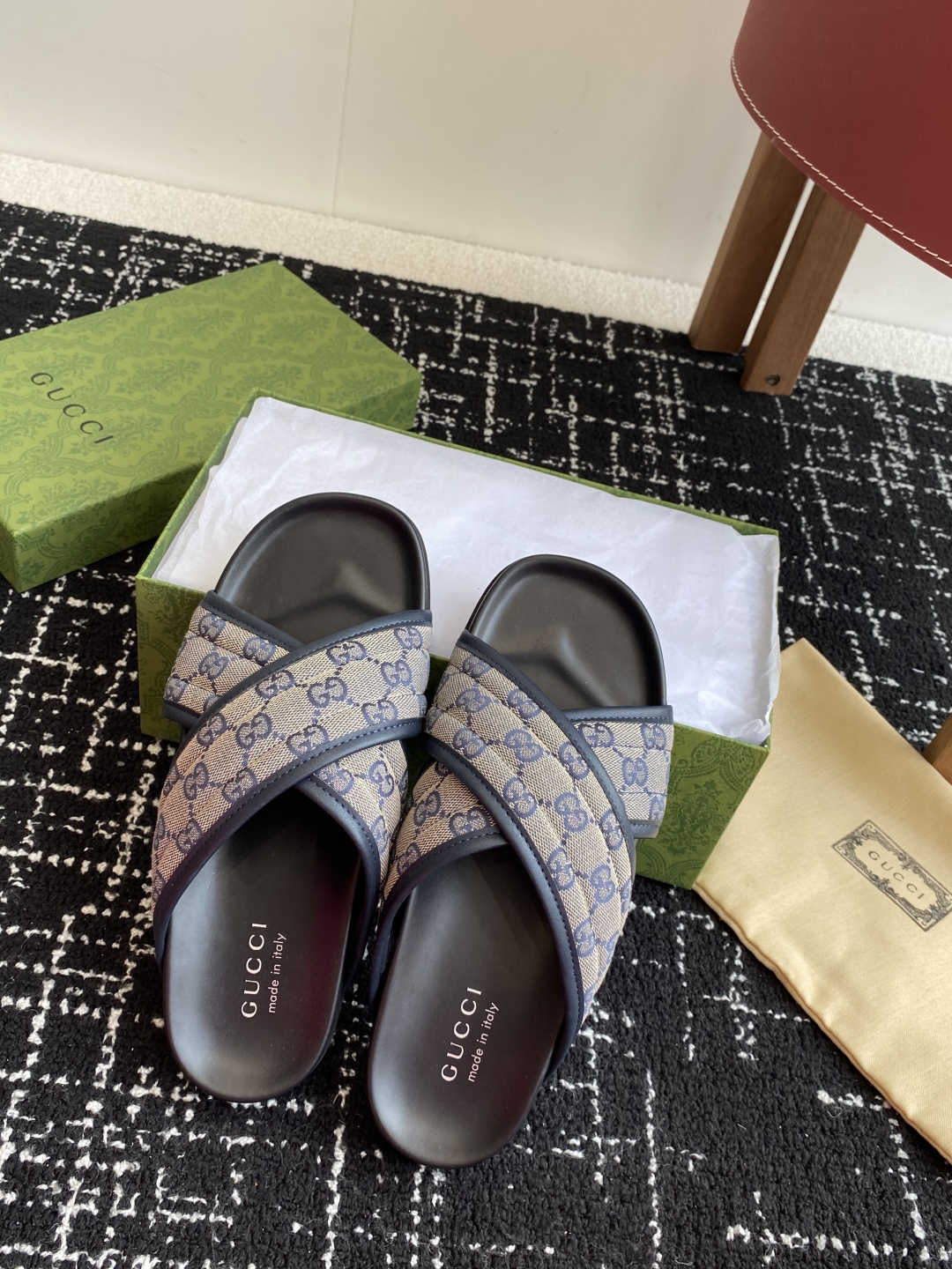 代购级
Gucci古驰 最新 情侣款 互扣式 双G 厚底 凉拖鞋

原版购入开发 做货 从为品牌注入荣光