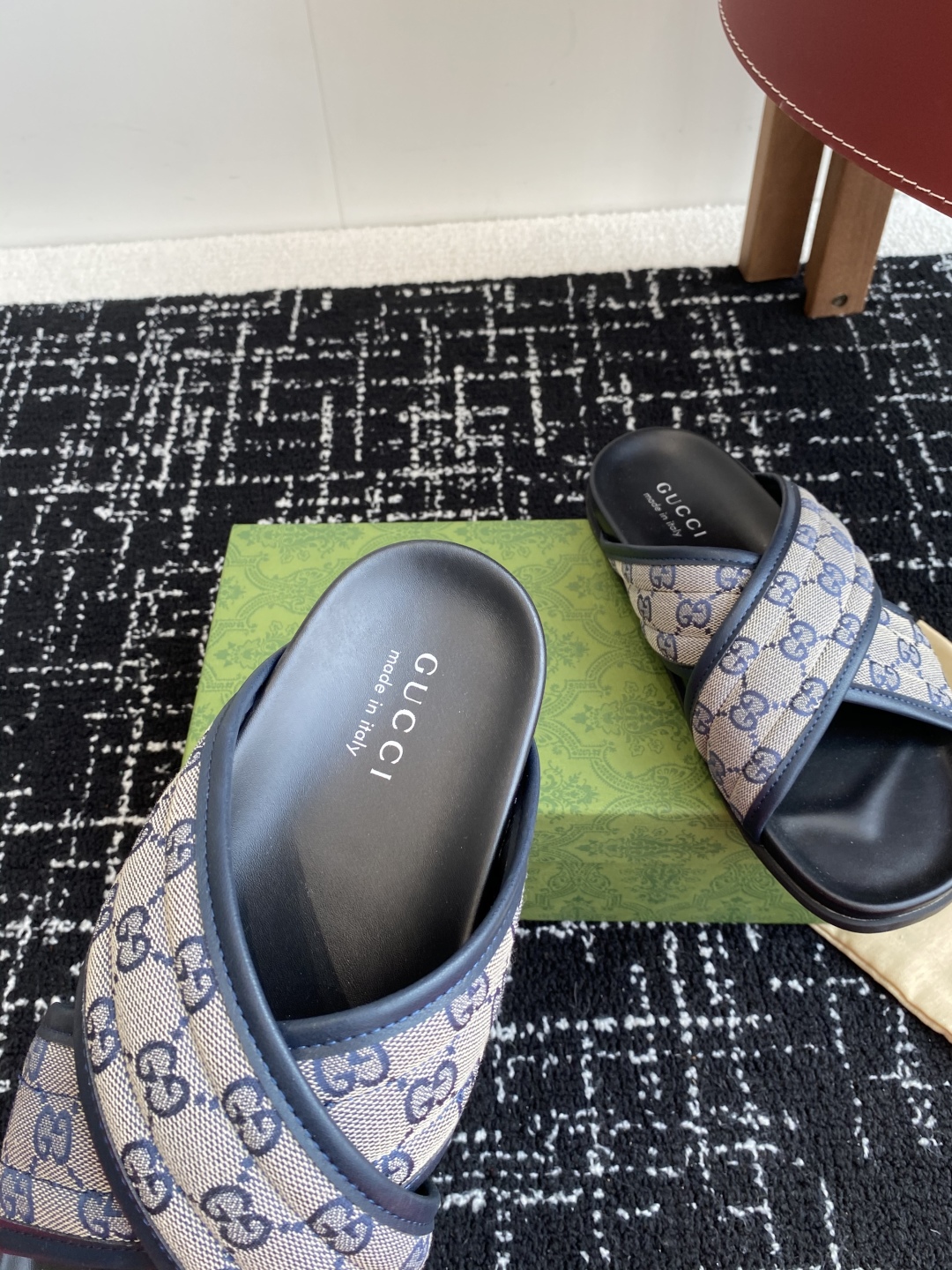 代购级
Gucci古驰 最新 情侣款 互扣式 双G 厚底 凉拖鞋

原版购入开发 做货 从为品牌注入荣光