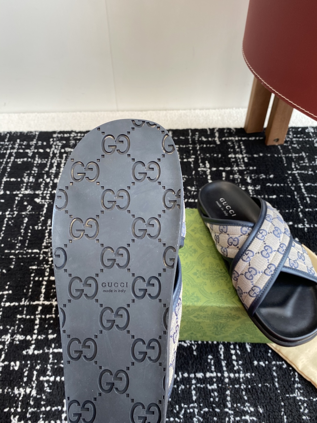 代购级
Gucci古驰 最新 情侣款 互扣式 双G 厚底 凉拖鞋

原版购入开发 做货 从为品牌注入荣光