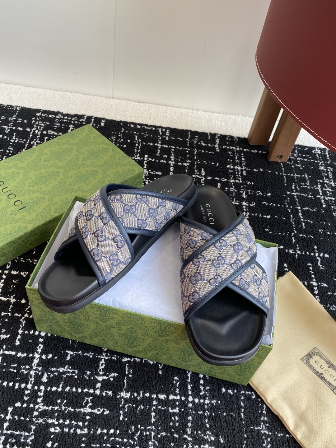 代购级
Gucci古驰 最新 情侣款 互扣式 双G 厚底 凉拖鞋

原版购入开发 做货 从为品牌注入荣光