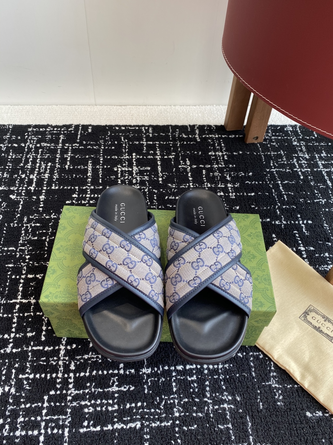 代购级
Gucci古驰 最新 情侣款 互扣式 双G 厚底 凉拖鞋

原版购入开发 做货 从为品牌注入荣光