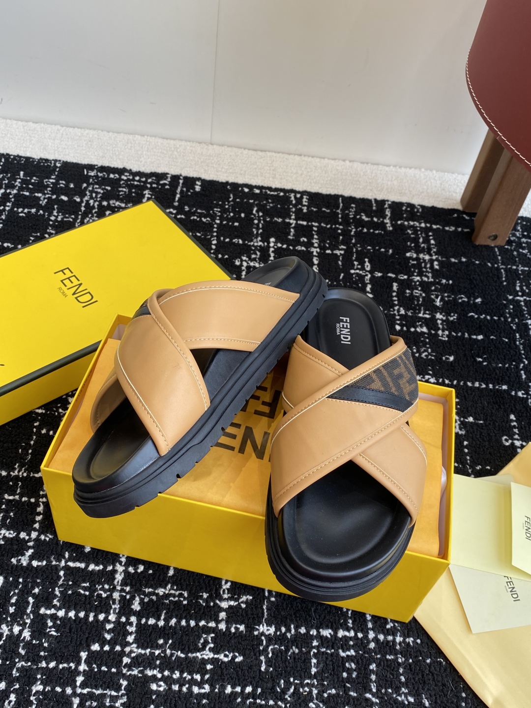 代购级
Fendi芬迪 Diagonal系列 FF 老花 一字 交叉 厚底凉鞋 拖鞋

原版购入开发 做
