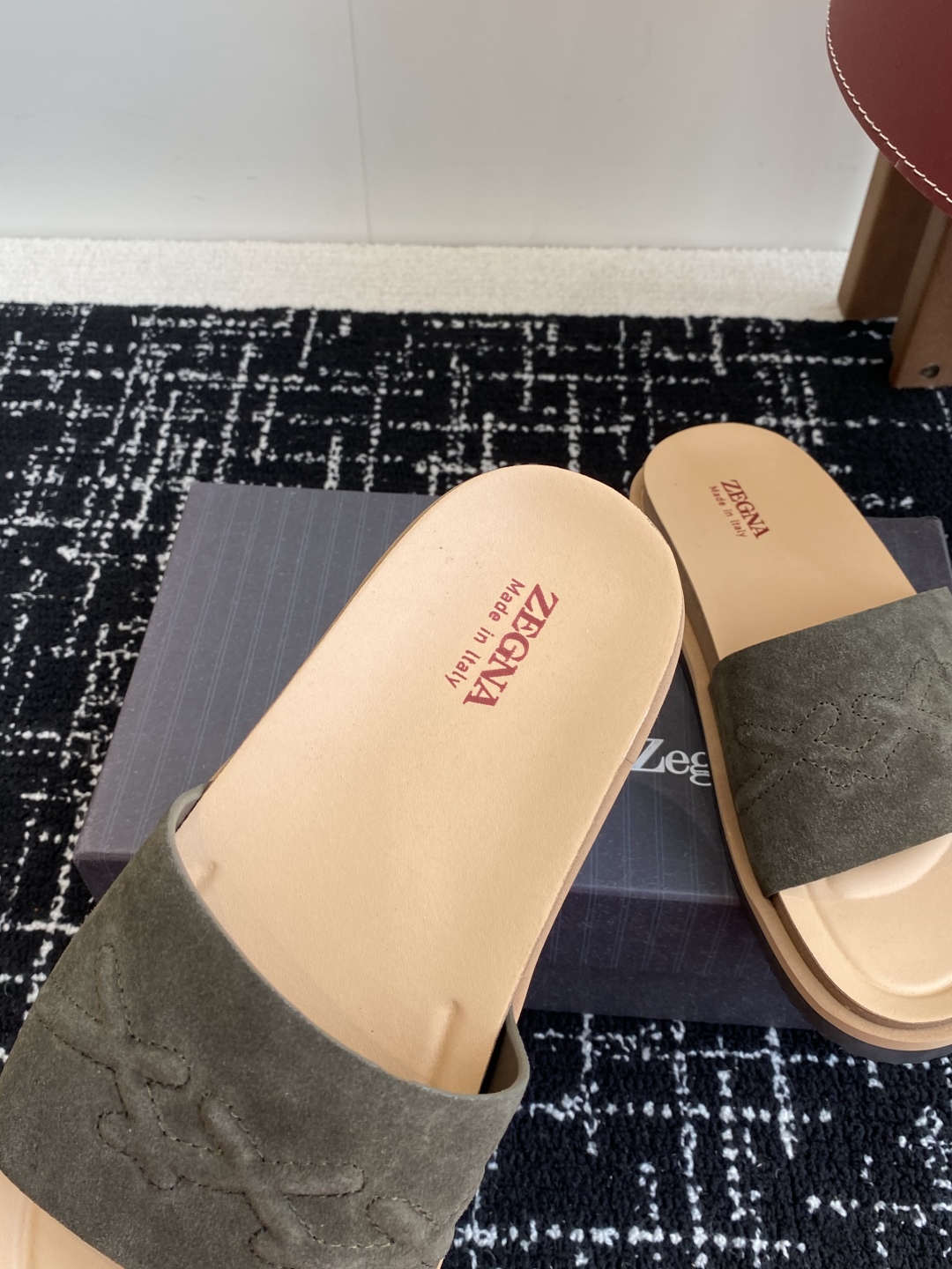 代购级
ZEGNA 杰尼亚 xxx系列 一字 厚底 老钱风 凉拖鞋

原版购入开发 做货 这款zegna