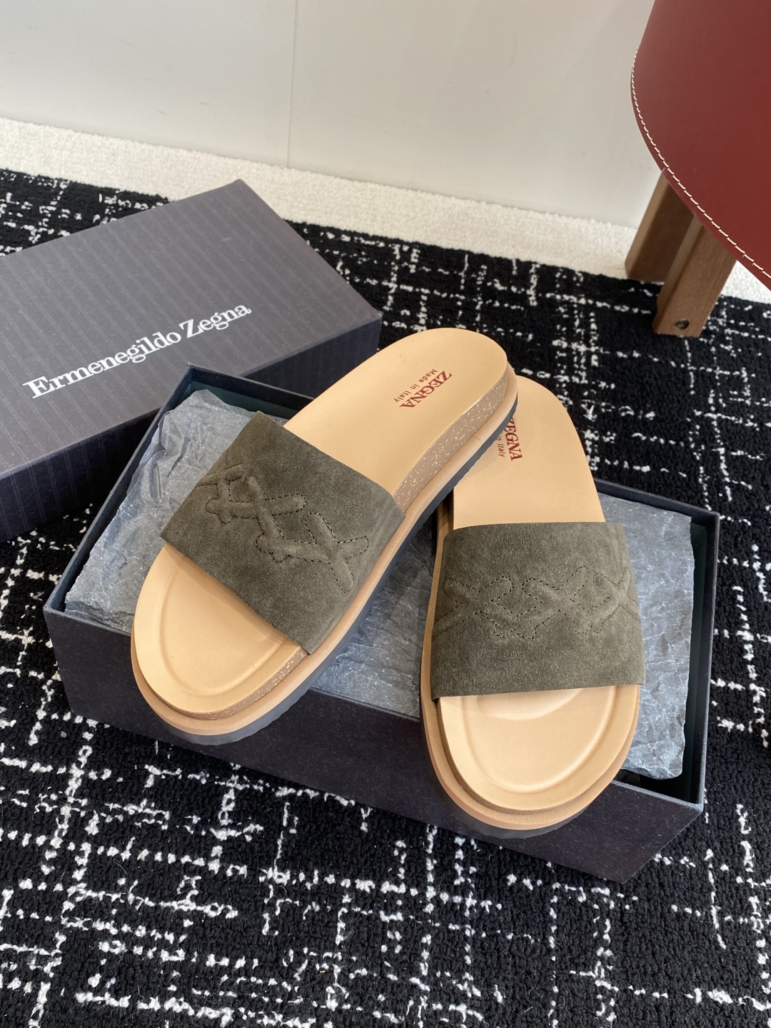 代购级
ZEGNA 杰尼亚 xxx系列 一字 厚底 老钱风 凉拖鞋

原版购入开发 做货 这款zegna