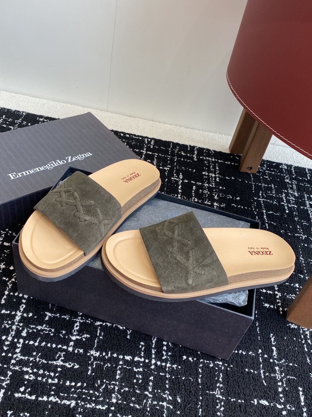 代购级
ZEGNA 杰尼亚 xxx系列 一字 厚底 老钱风 凉拖鞋

原版购入开发 做货 这款zegna