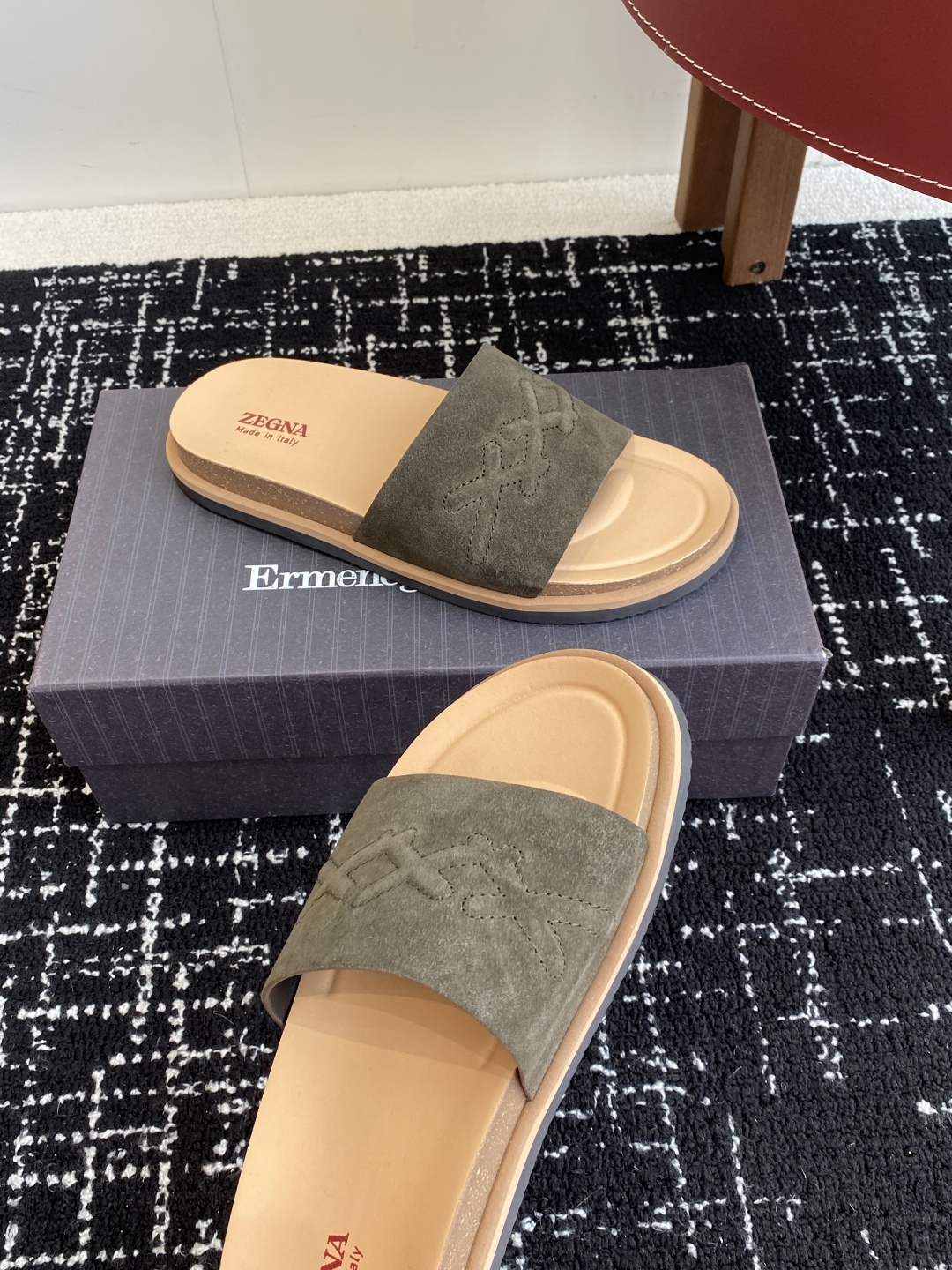 代购级
ZEGNA 杰尼亚 xxx系列 一字 厚底 老钱风 凉拖鞋

原版购入开发 做货 这款zegna