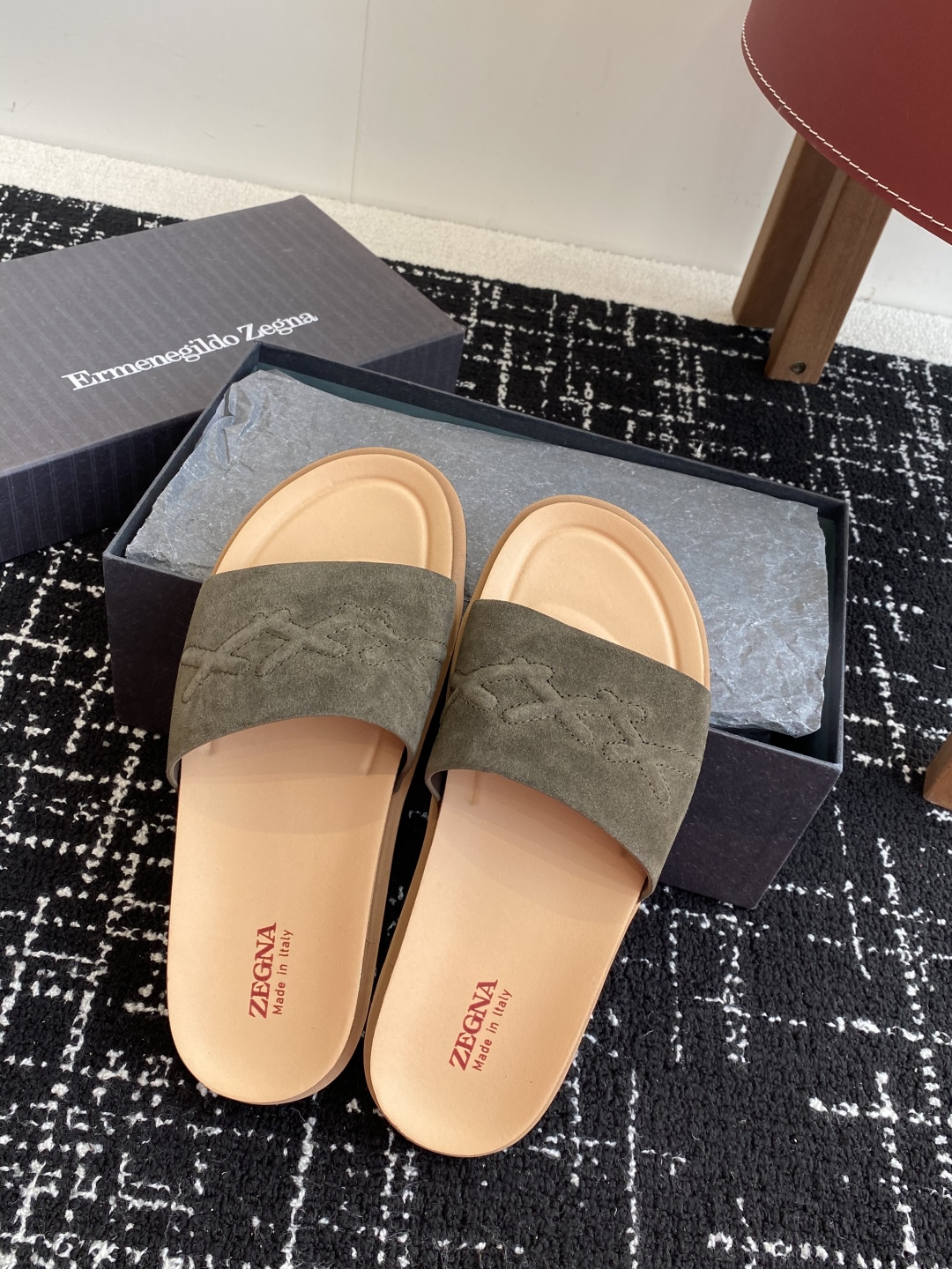 代购级
ZEGNA 杰尼亚 xxx系列 一字 厚底 老钱风 凉拖鞋

原版购入开发 做货 这款zegna