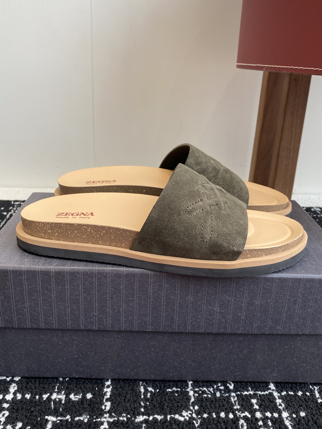 代购级
ZEGNA 杰尼亚 xxx系列 一字 厚底 老钱风 凉拖鞋

原版购入开发 做货 这款zegna