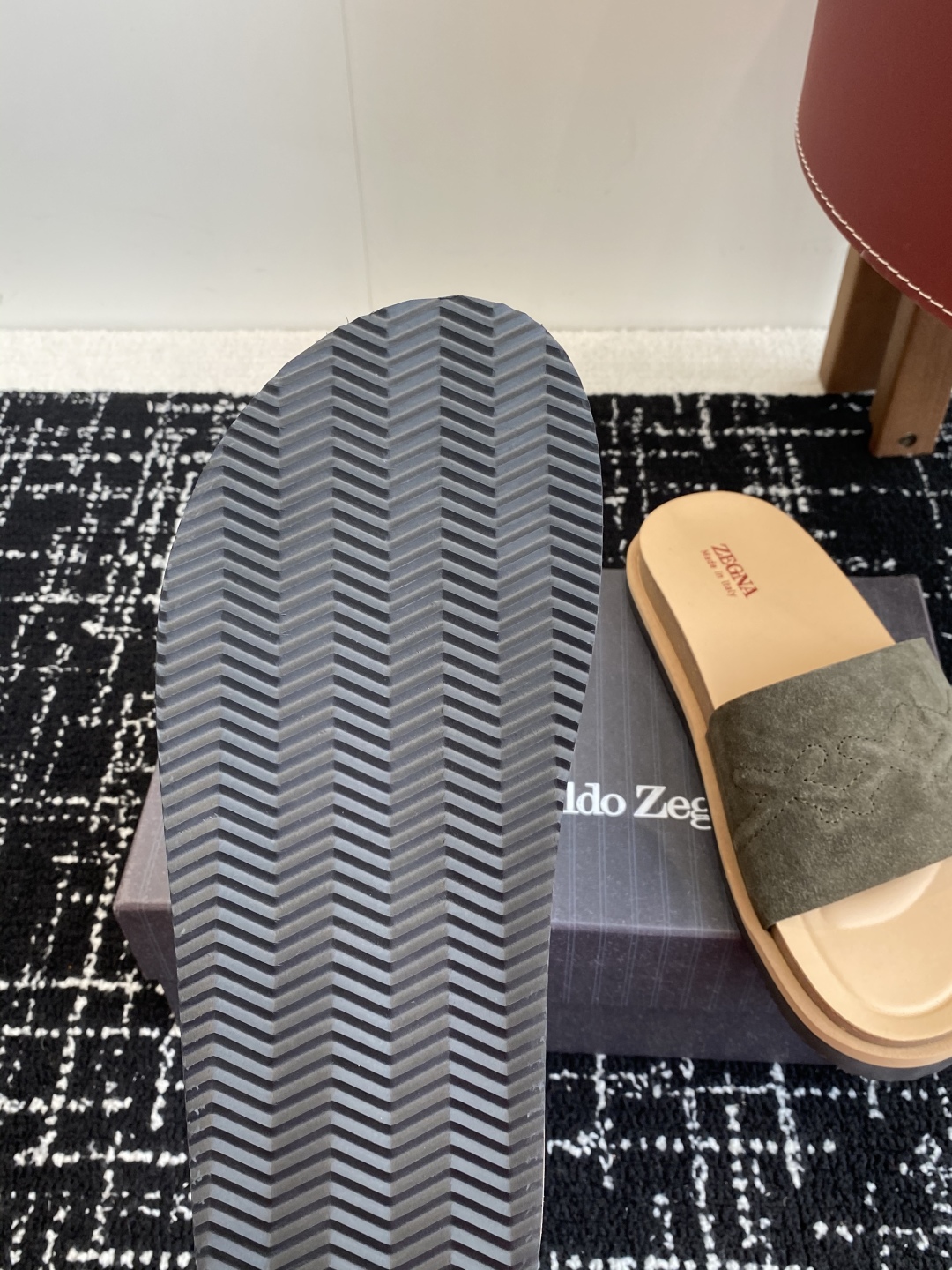 代购级
ZEGNA 杰尼亚 xxx系列 一字 厚底 老钱风 凉拖鞋

原版购入开发 做货 这款zegna