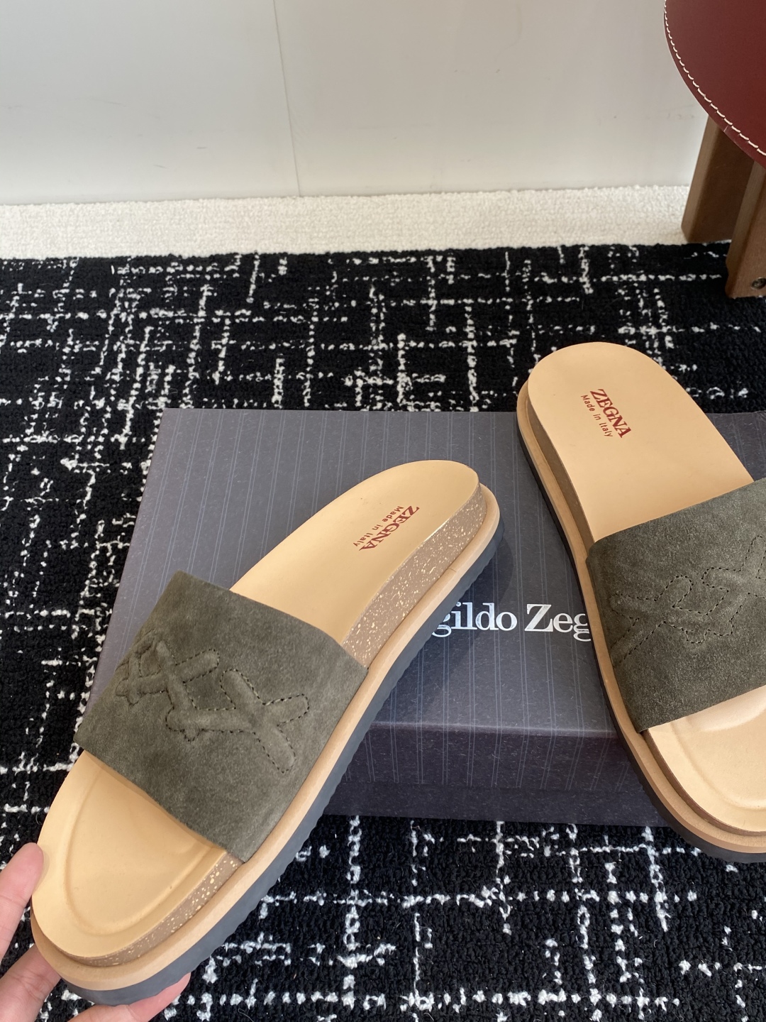 代购级
ZEGNA 杰尼亚 xxx系列 一字 厚底 老钱风 凉拖鞋

原版购入开发 做货 这款zegna