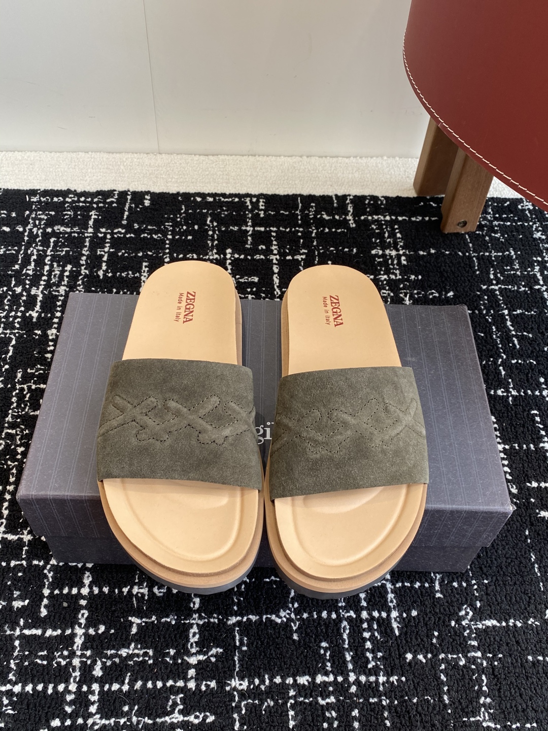 代购级
ZEGNA 杰尼亚 xxx系列 一字 厚底 老钱风 凉拖鞋

原版购入开发 做货 这款zegna