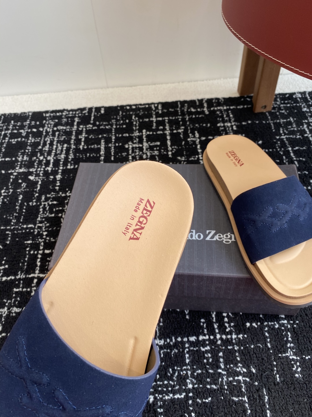 代购级
ZEGNA 杰尼亚 xxx系列 一字 厚底 老钱风 凉拖鞋

原版购入开发 做货 这款zegna