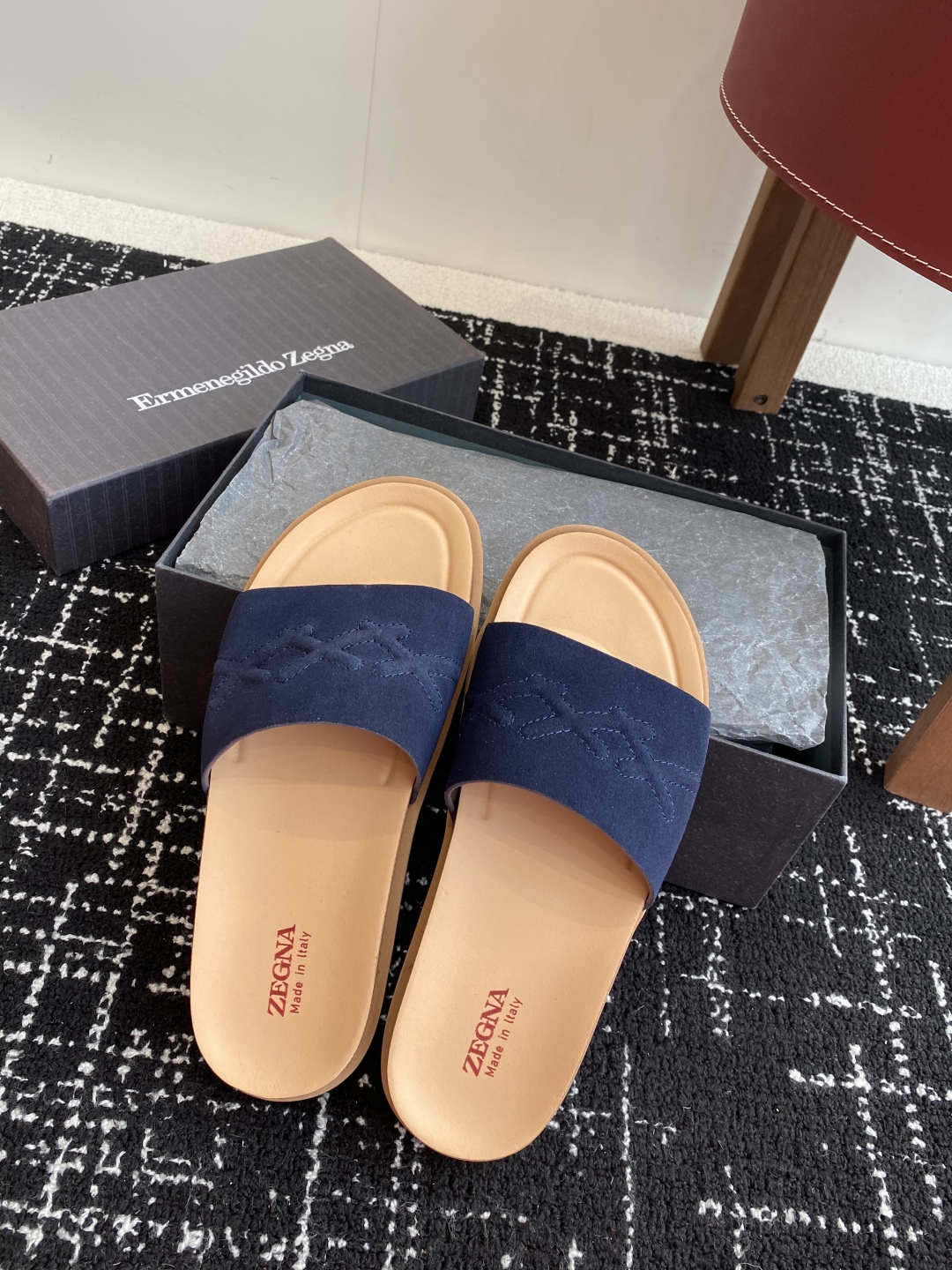 代购级
ZEGNA 杰尼亚 xxx系列 一字 厚底 老钱风 凉拖鞋

原版购入开发 做货 这款zegna
