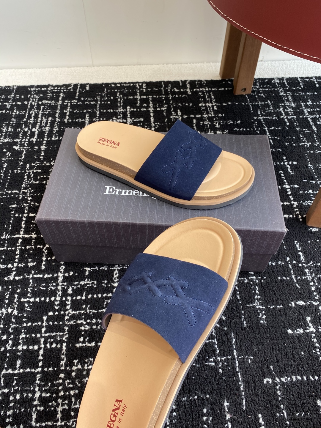 代购级
ZEGNA 杰尼亚 xxx系列 一字 厚底 老钱风 凉拖鞋

原版购入开发 做货 这款zegna