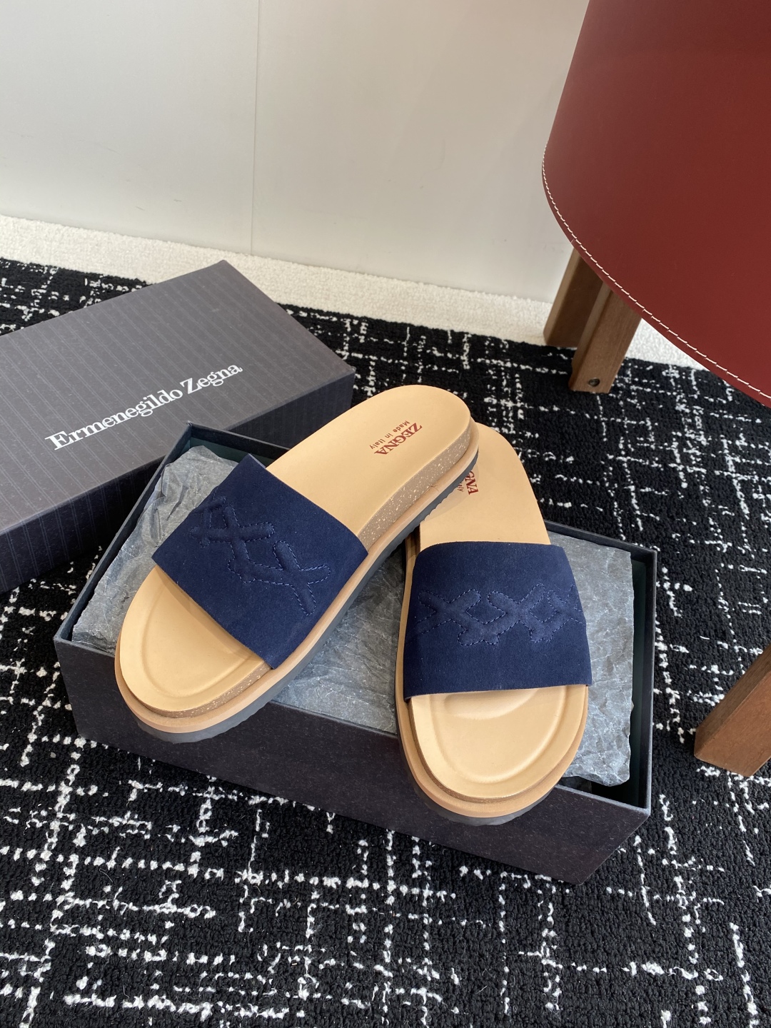代购级
ZEGNA 杰尼亚 xxx系列 一字 厚底 老钱风 凉拖鞋

原版购入开发 做货 这款zegna