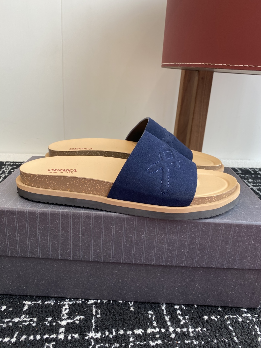 代购级
ZEGNA 杰尼亚 xxx系列 一字 厚底 老钱风 凉拖鞋

原版购入开发 做货 这款zegna