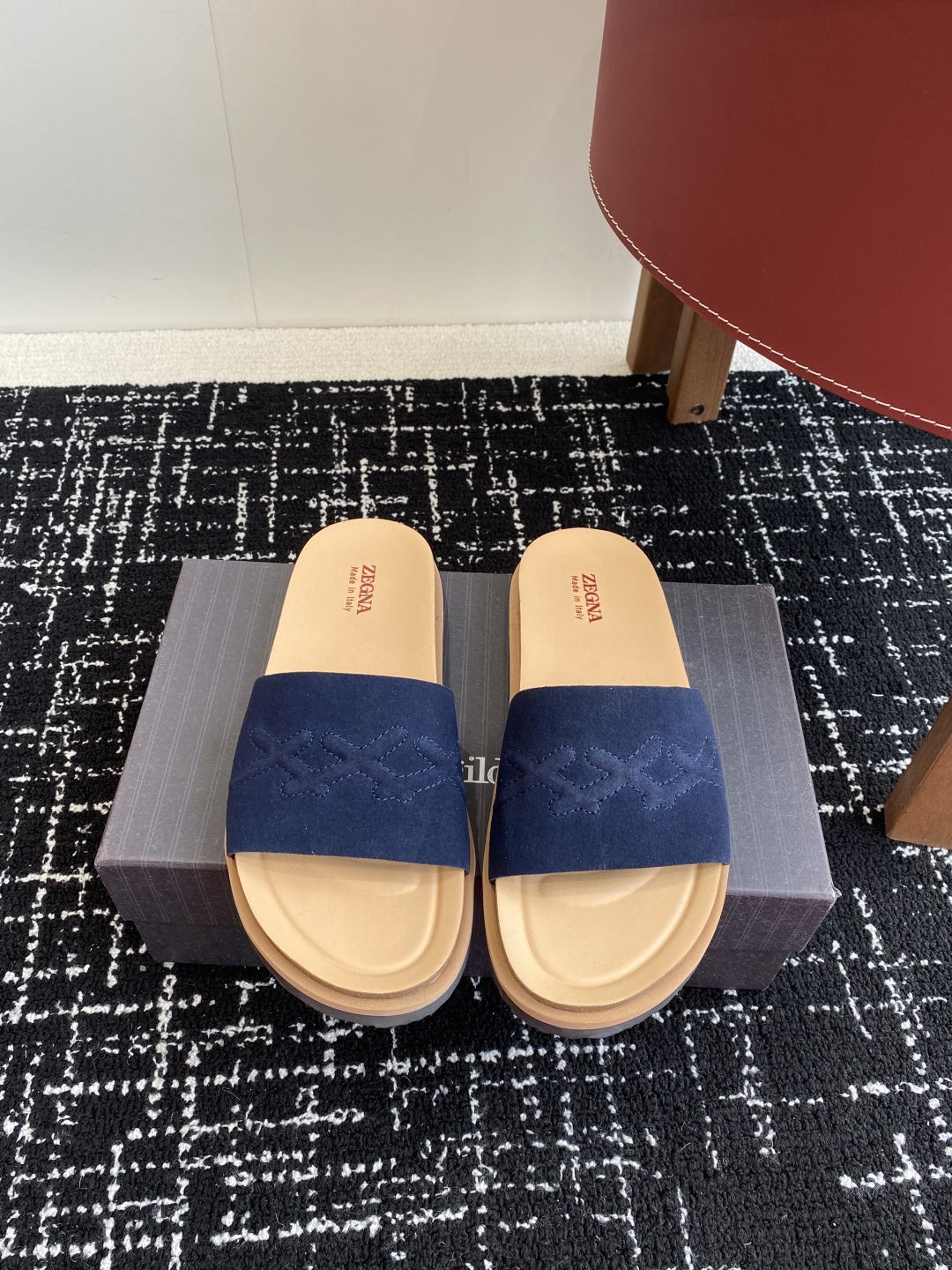 代购级
ZEGNA 杰尼亚 xxx系列 一字 厚底 老钱风 凉拖鞋

原版购入开发 做货 这款zegna