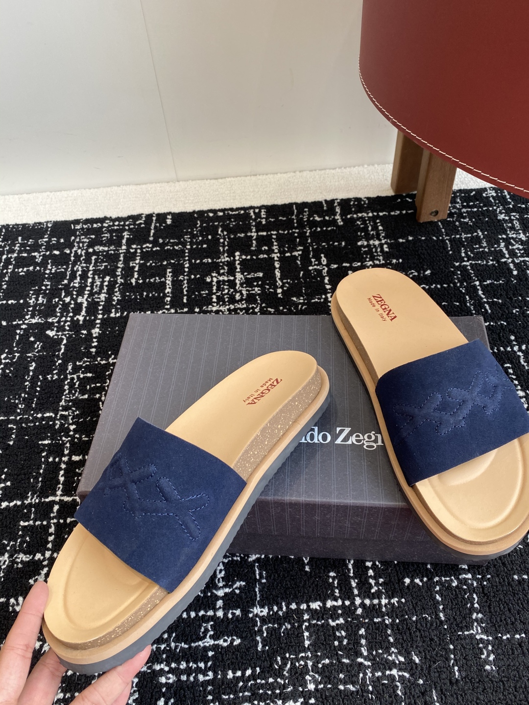 代购级
ZEGNA 杰尼亚 xxx系列 一字 厚底 老钱风 凉拖鞋

原版购入开发 做货 这款zegna