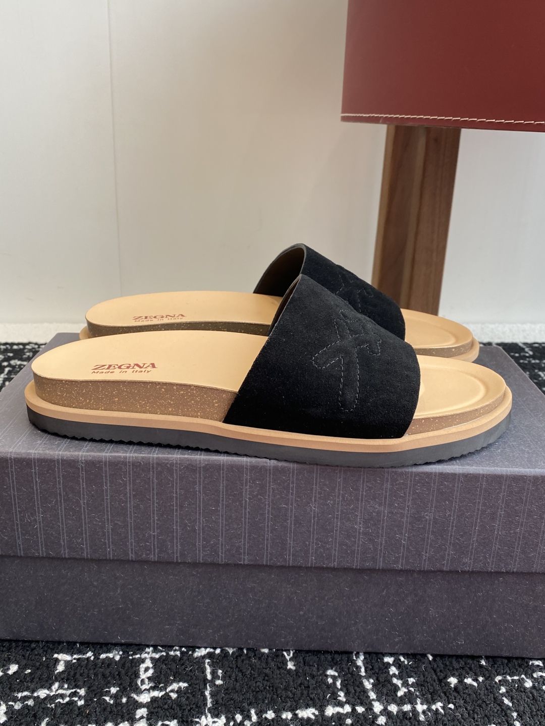 代购级
ZEGNA 杰尼亚 xxx系列 一字 厚底 老钱风 凉拖鞋

原版购入开发 做货 这款zegna