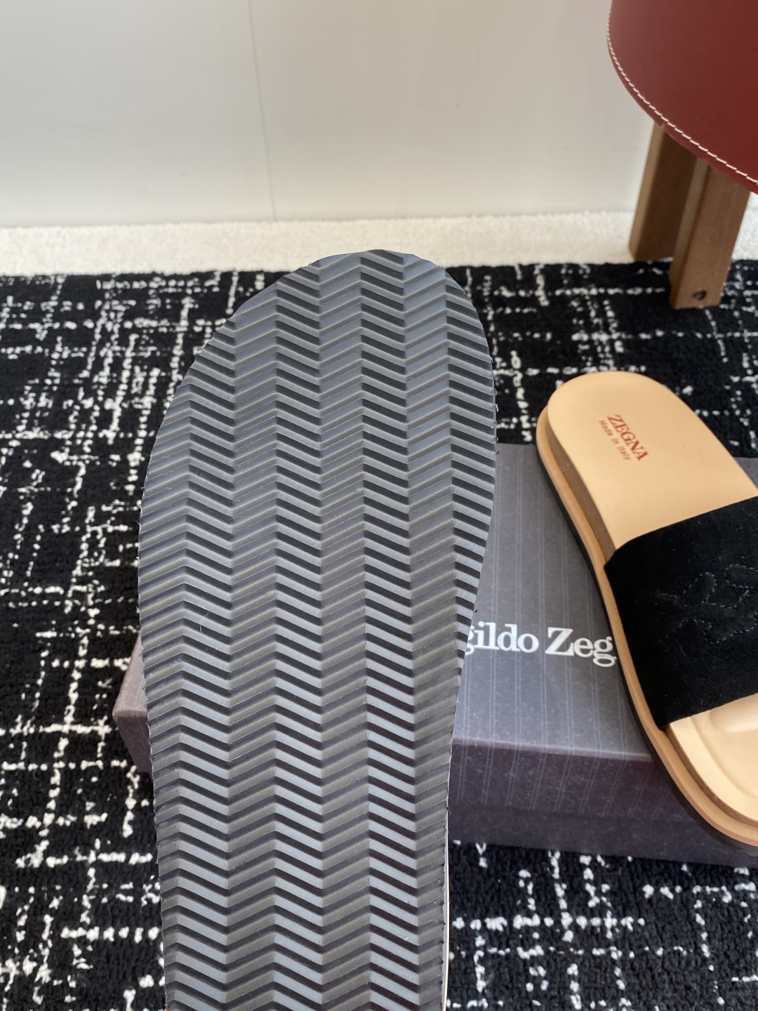 代购级
ZEGNA 杰尼亚 xxx系列 一字 厚底 老钱风 凉拖鞋

原版购入开发 做货 这款zegna