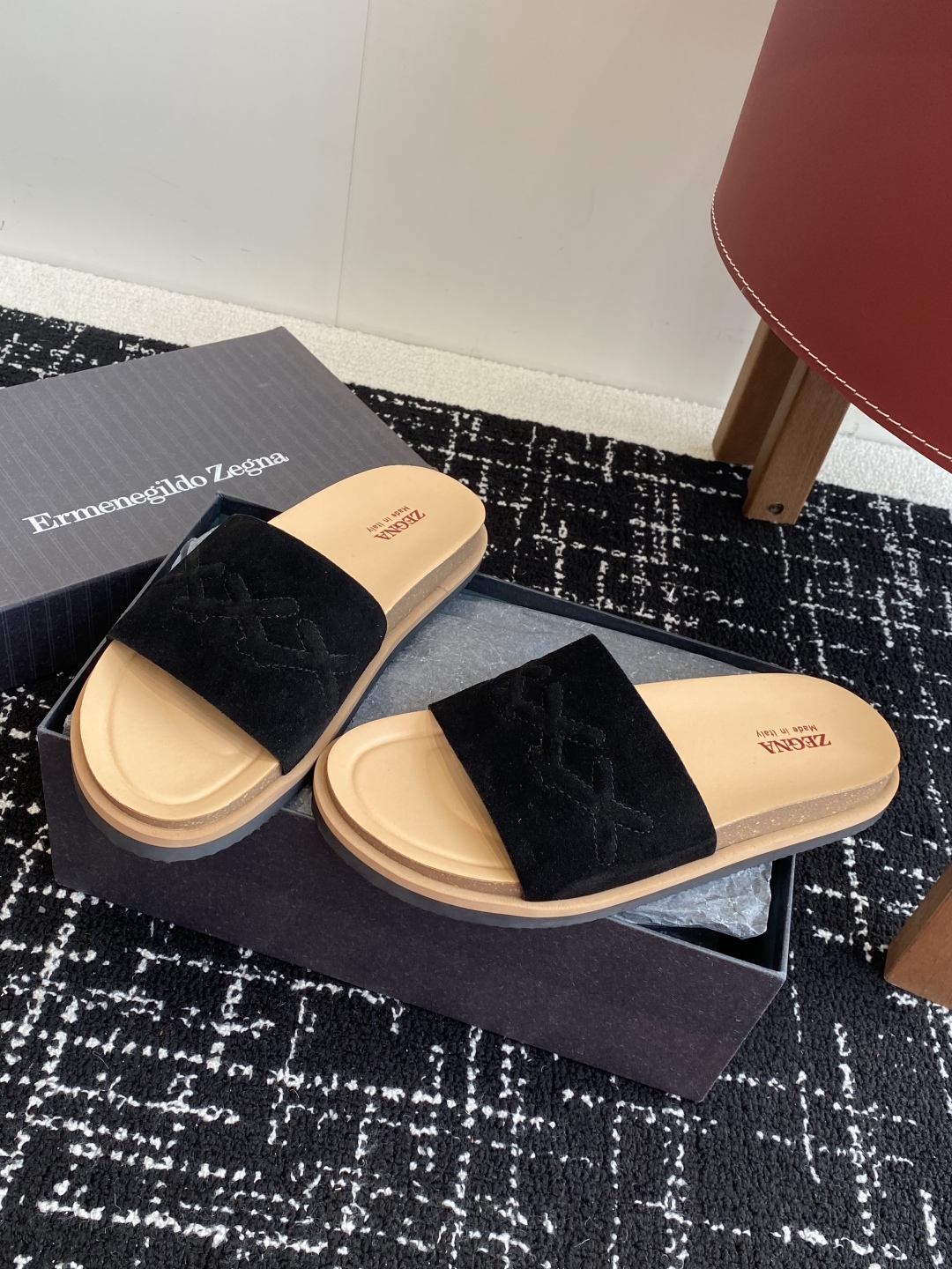 代购级
ZEGNA 杰尼亚 xxx系列 一字 厚底 老钱风 凉拖鞋

原版购入开发 做货 这款zegna