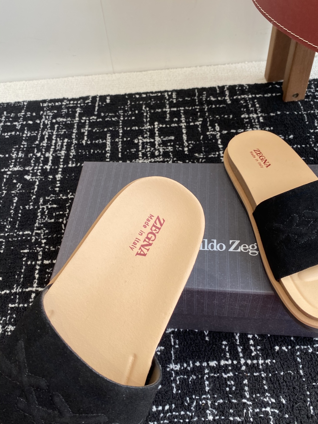代购级
ZEGNA 杰尼亚 xxx系列 一字 厚底 老钱风 凉拖鞋

原版购入开发 做货 这款zegna