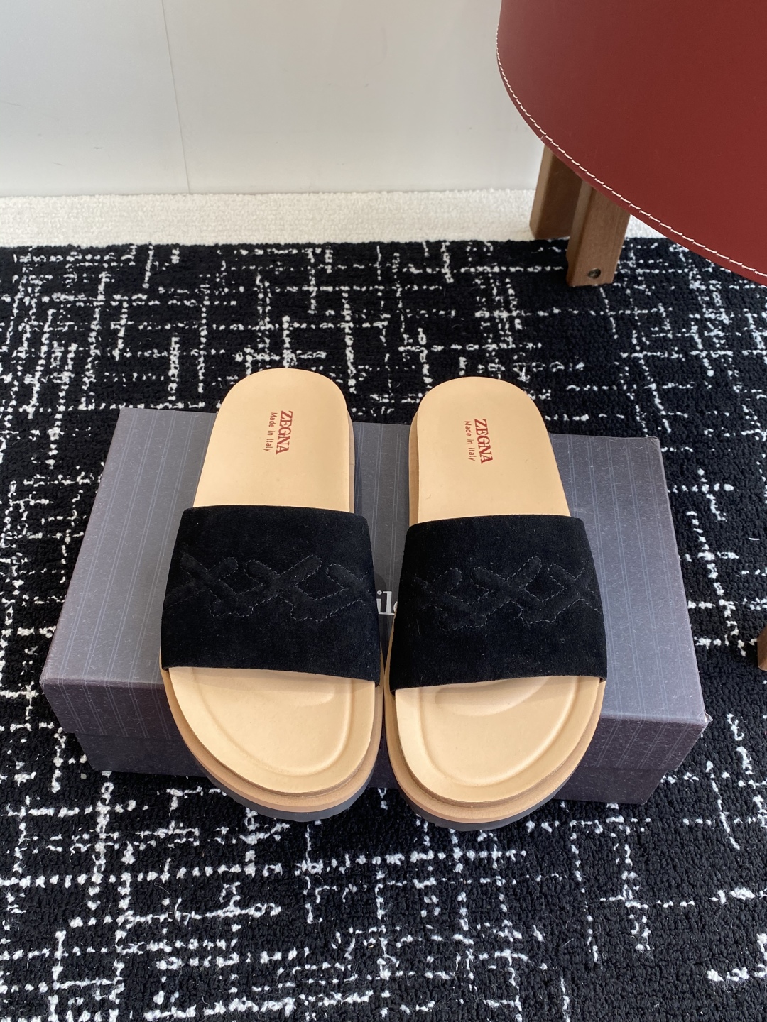 代购级
ZEGNA 杰尼亚 xxx系列 一字 厚底 老钱风 凉拖鞋

原版购入开发 做货 这款zegna