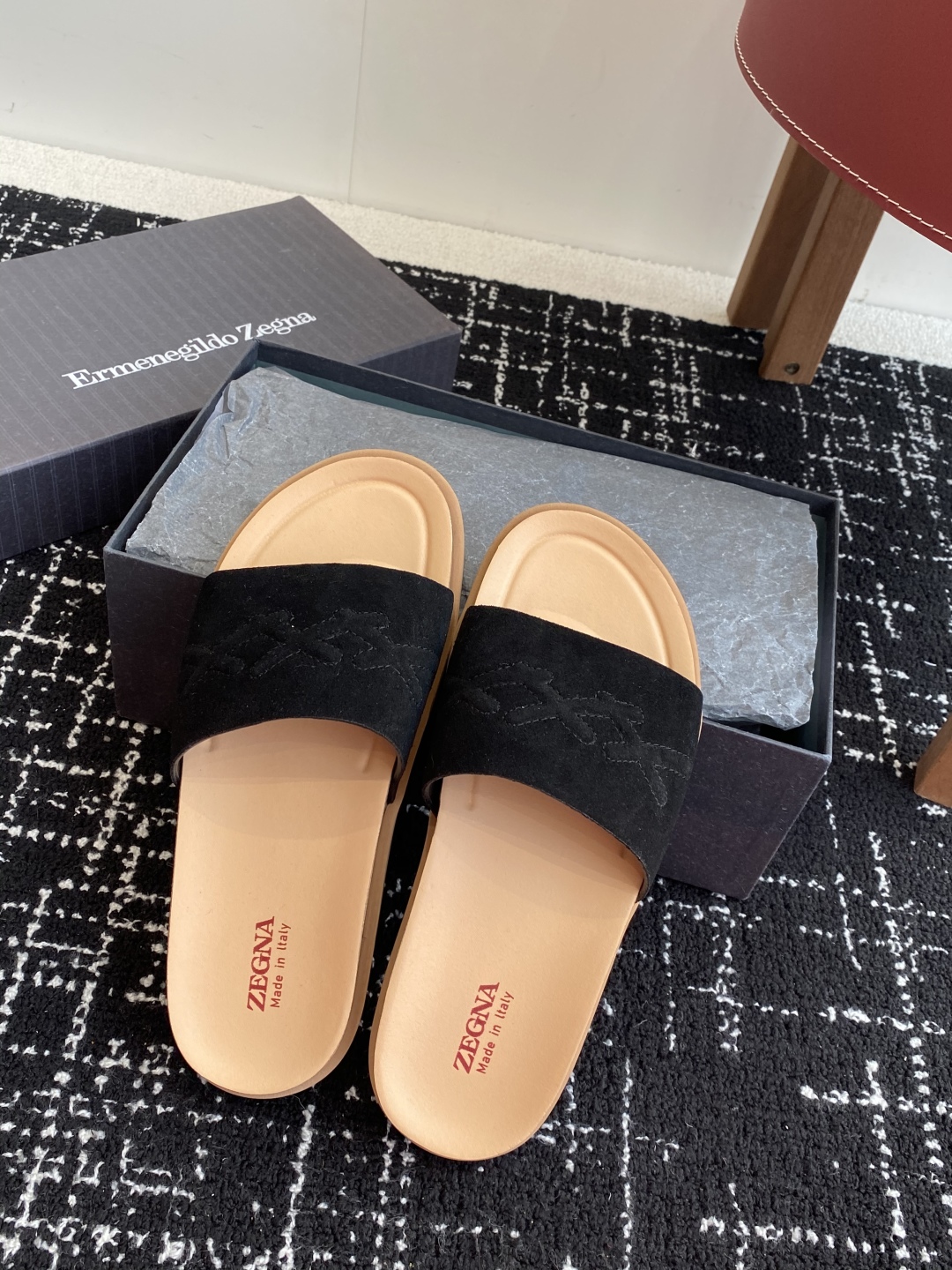 代购级
ZEGNA 杰尼亚 xxx系列 一字 厚底 老钱风 凉拖鞋

原版购入开发 做货 这款zegna