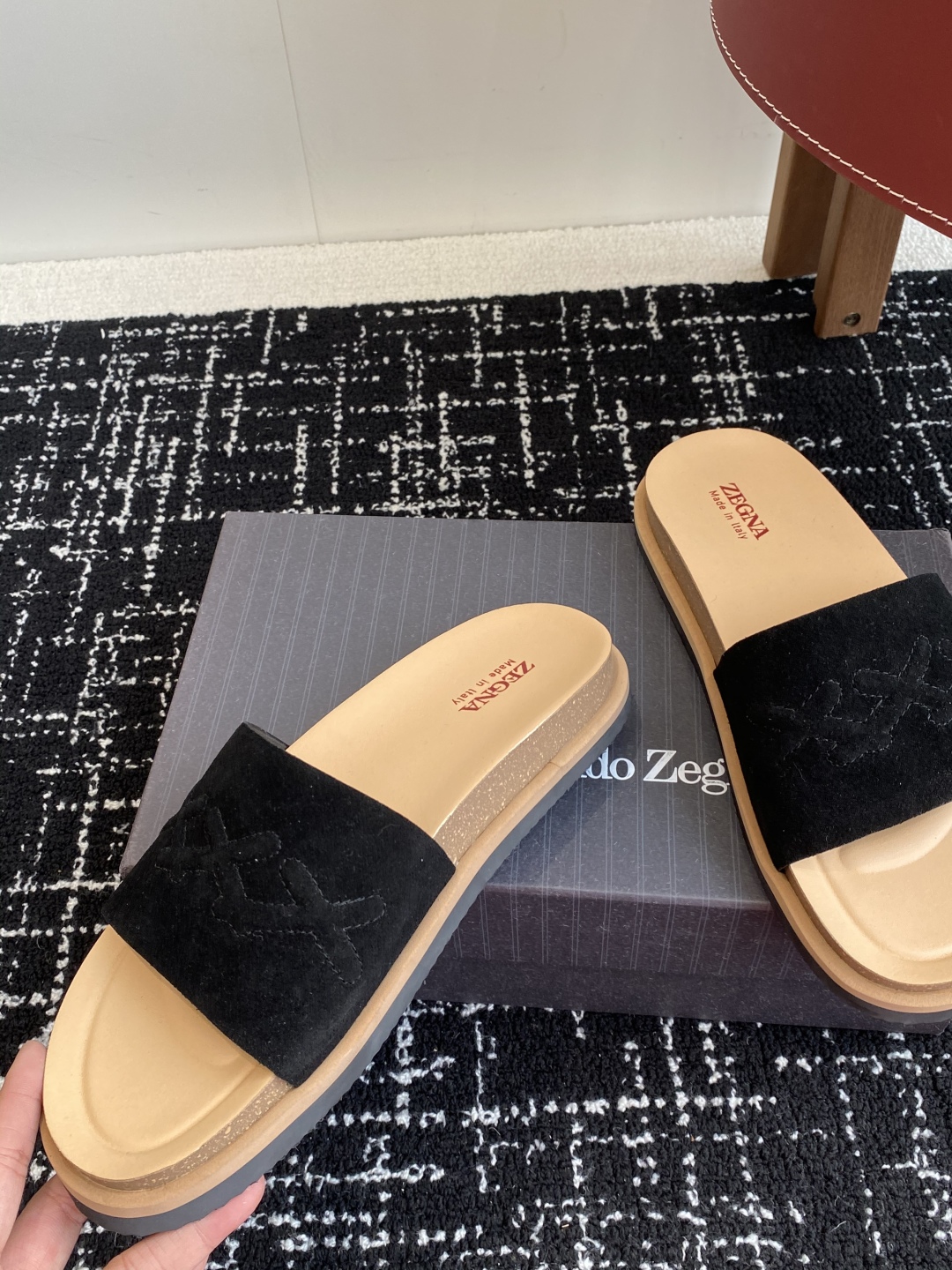 代购级
ZEGNA 杰尼亚 xxx系列 一字 厚底 老钱风 凉拖鞋

原版购入开发 做货 这款zegna
