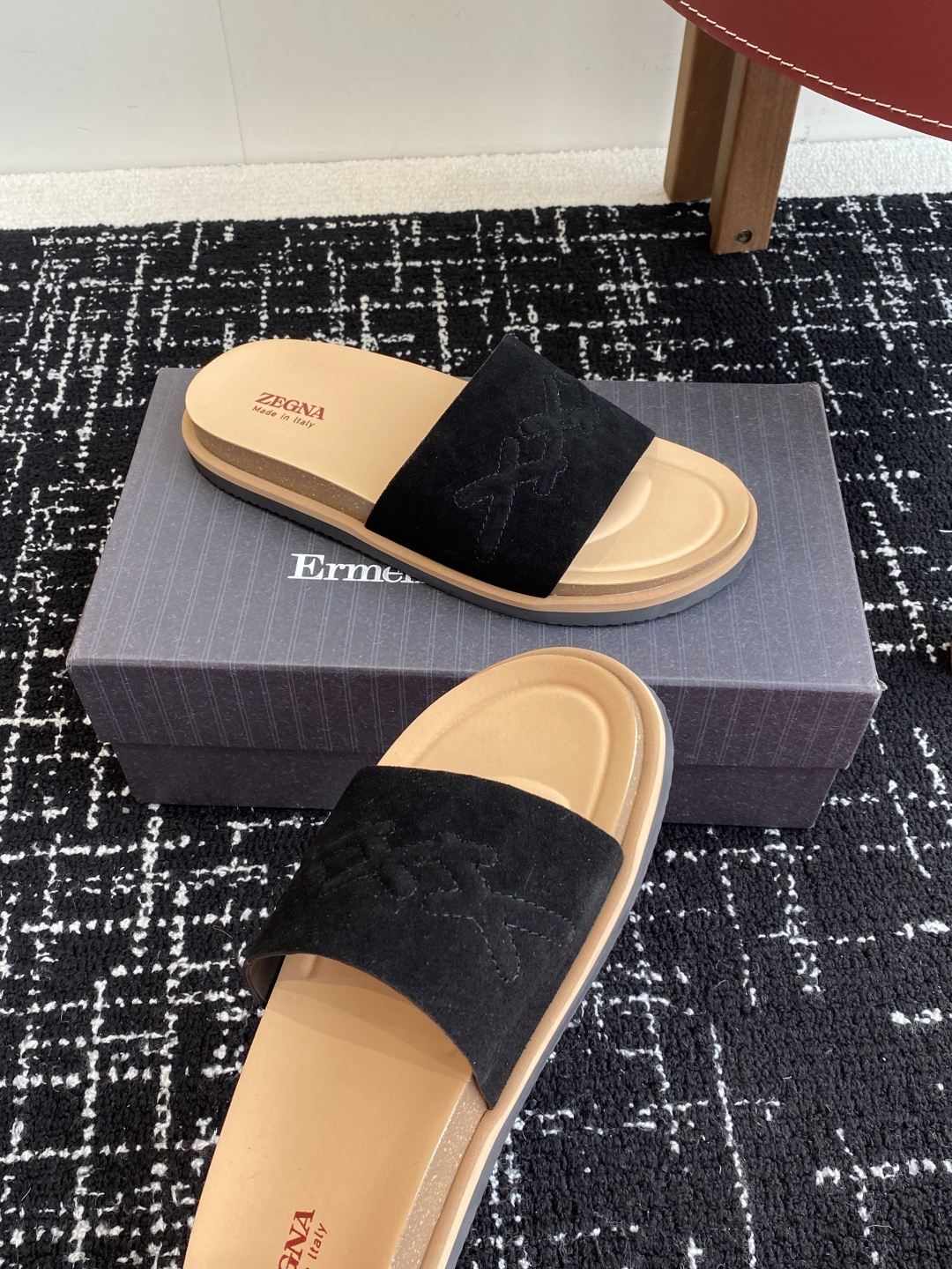 代购级
ZEGNA 杰尼亚 xxx系列 一字 厚底 老钱风 凉拖鞋

原版购入开发 做货 这款zegna