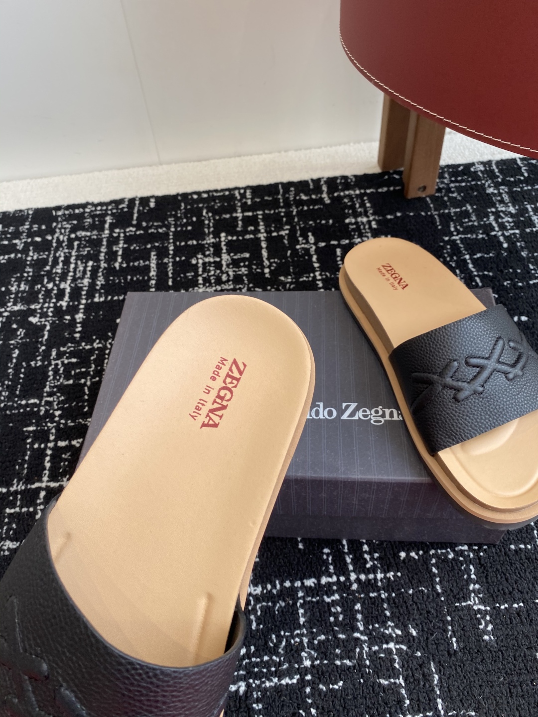 代购级
ZEGNA 杰尼亚 xxx系列 一字 厚底 老钱风 凉拖鞋

原版购入开发 做货 这款zegna