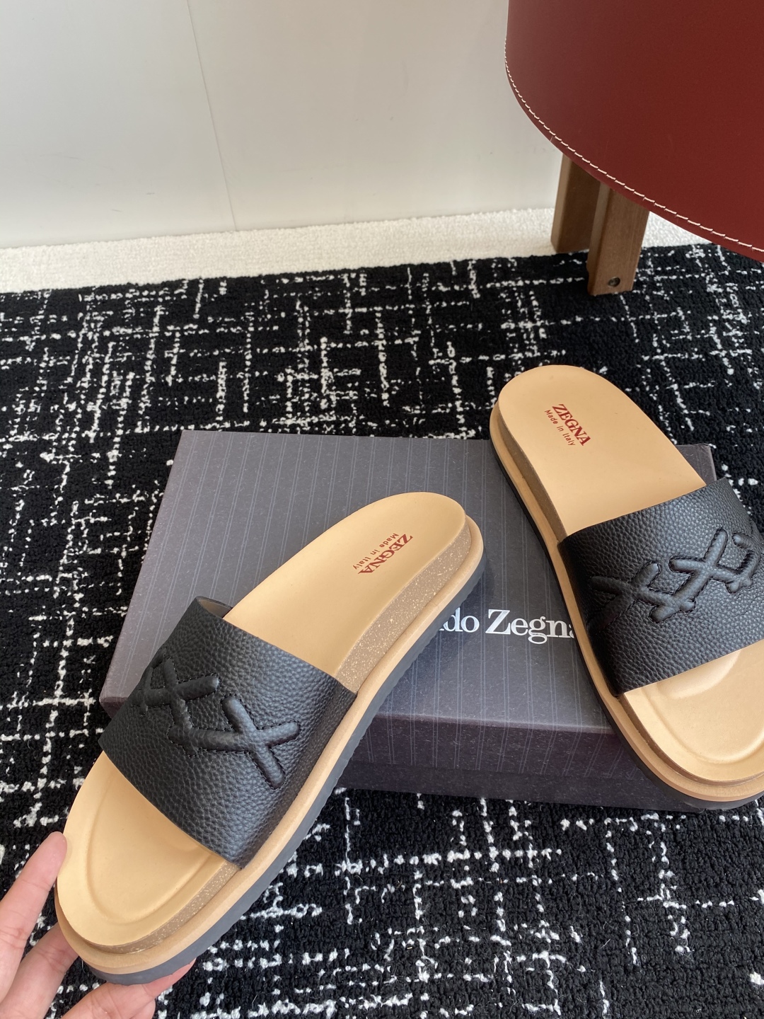 代购级
ZEGNA 杰尼亚 xxx系列 一字 厚底 老钱风 凉拖鞋

原版购入开发 做货 这款zegna