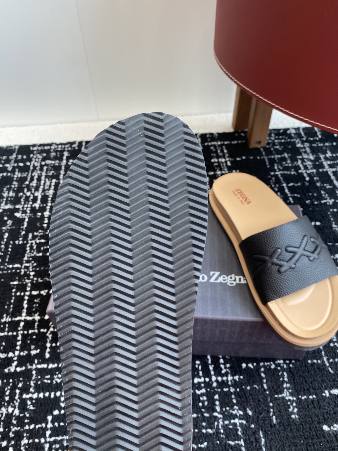 代购级
ZEGNA 杰尼亚 xxx系列 一字 厚底 老钱风 凉拖鞋

原版购入开发 做货 这款zegna