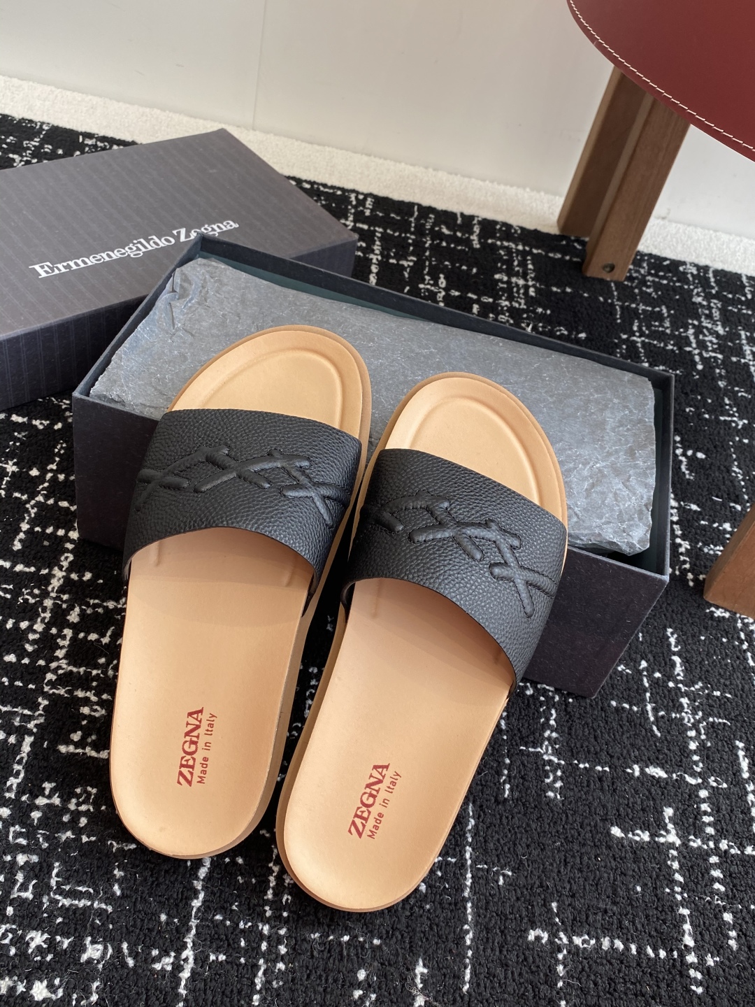 代购级
ZEGNA 杰尼亚 xxx系列 一字 厚底 老钱风 凉拖鞋

原版购入开发 做货 这款zegna
