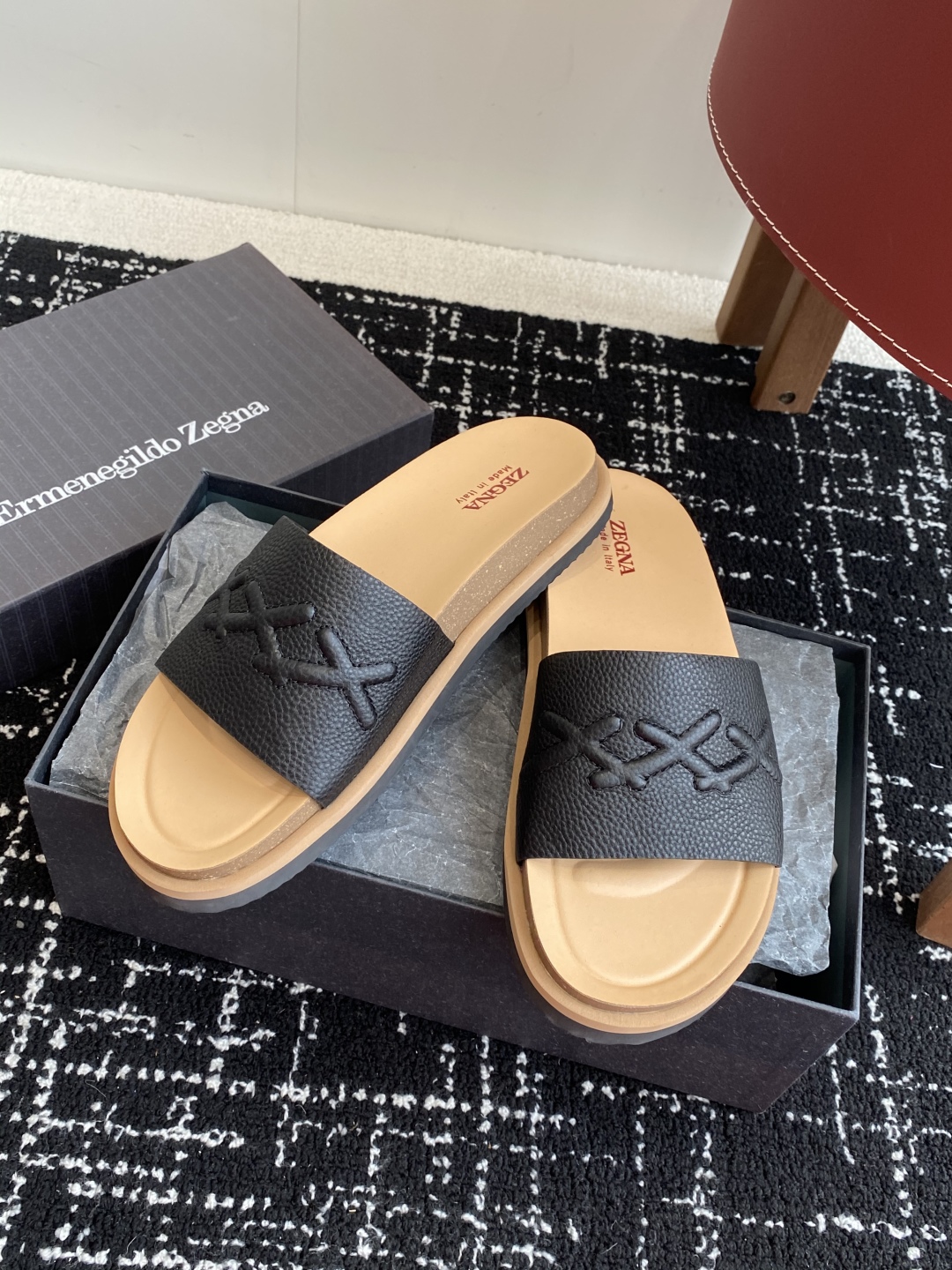 代购级
ZEGNA 杰尼亚 xxx系列 一字 厚底 老钱风 凉拖鞋

原版购入开发 做货 这款zegna