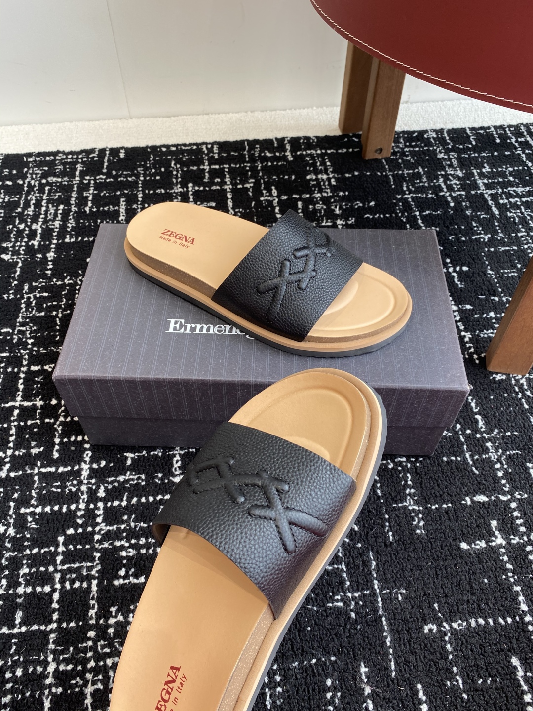 代购级
ZEGNA 杰尼亚 xxx系列 一字 厚底 老钱风 凉拖鞋

原版购入开发 做货 这款zegna
