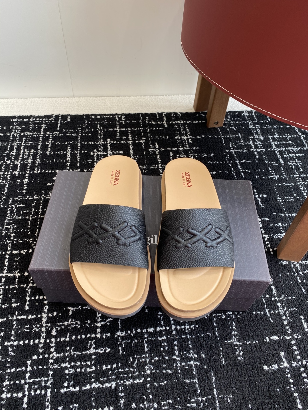 代购级
ZEGNA 杰尼亚 xxx系列 一字 厚底 老钱风 凉拖鞋

原版购入开发 做货 这款zegna