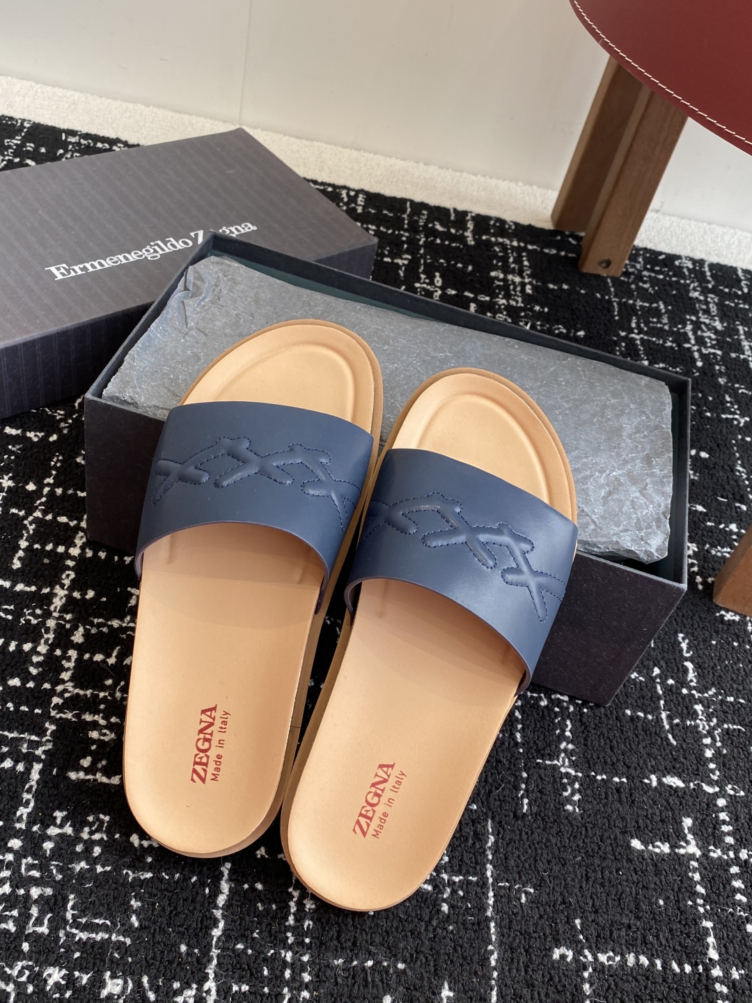 代购级
ZEGNA 杰尼亚 xxx系列 一字 厚底 老钱风 凉拖鞋

原版购入开发 做货 这款zegna