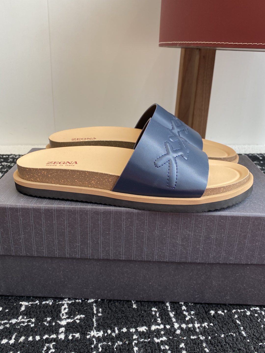 代购级
ZEGNA 杰尼亚 xxx系列 一字 厚底 老钱风 凉拖鞋

原版购入开发 做货 这款zegna