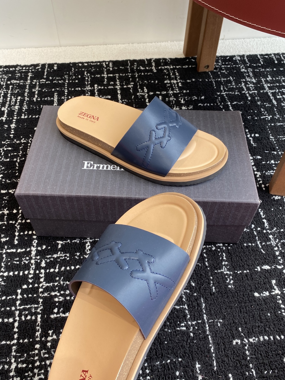代购级
ZEGNA 杰尼亚 xxx系列 一字 厚底 老钱风 凉拖鞋

原版购入开发 做货 这款zegna