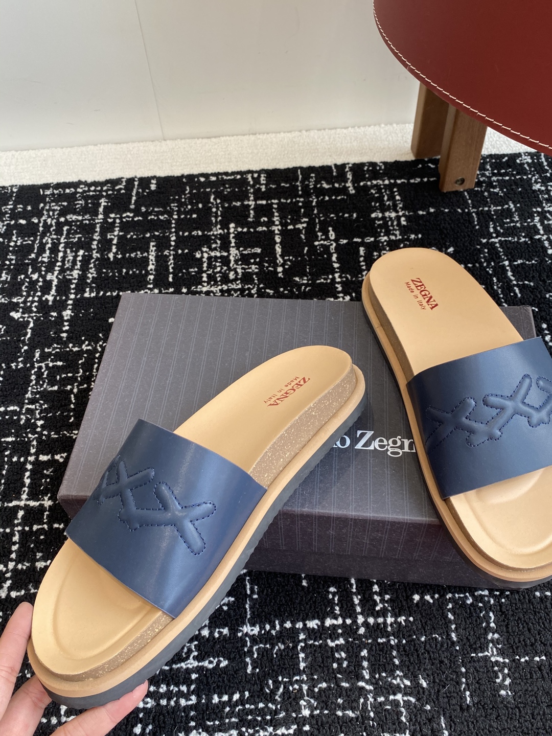 代购级
ZEGNA 杰尼亚 xxx系列 一字 厚底 老钱风 凉拖鞋

原版购入开发 做货 这款zegna