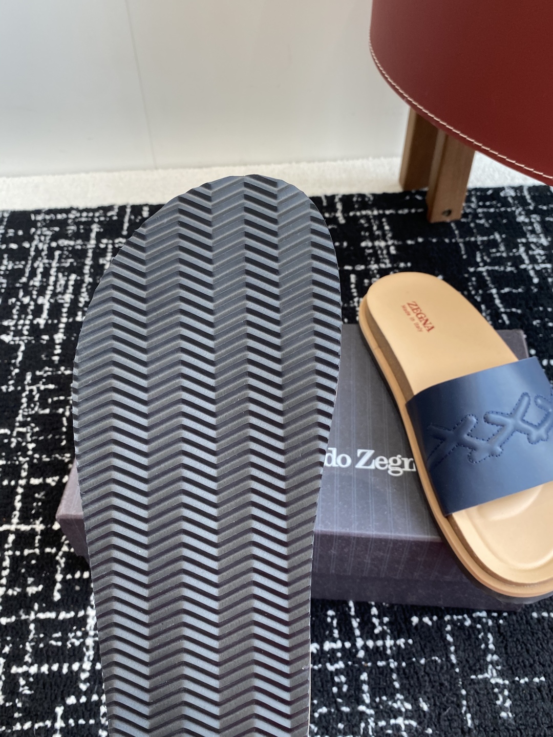 代购级
ZEGNA 杰尼亚 xxx系列 一字 厚底 老钱风 凉拖鞋

原版购入开发 做货 这款zegna
