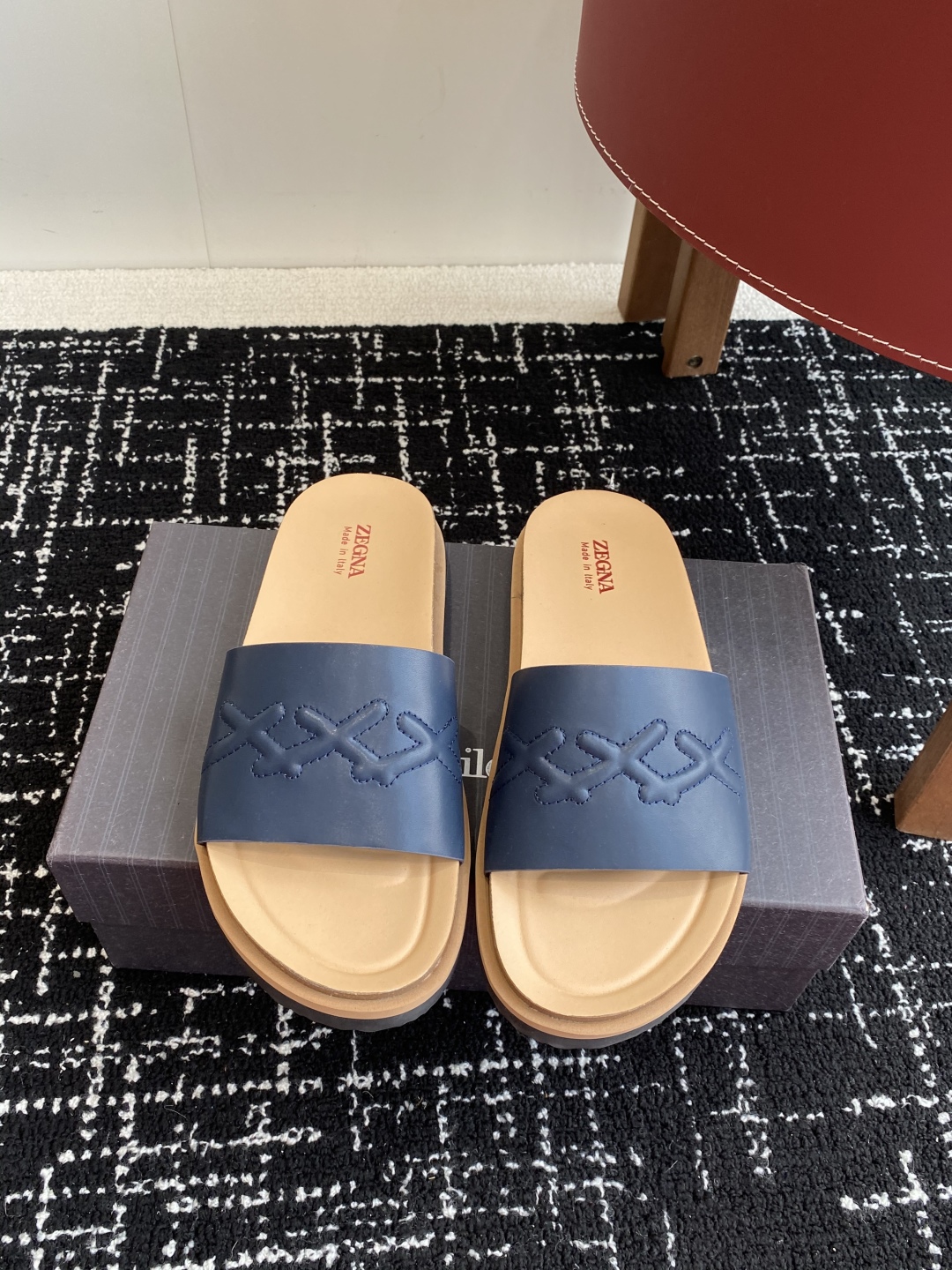 代购级
ZEGNA 杰尼亚 xxx系列 一字 厚底 老钱风 凉拖鞋

原版购入开发 做货 这款zegna