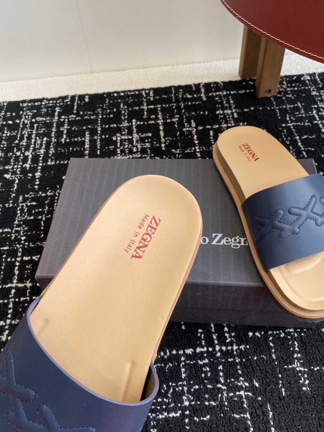 代购级
ZEGNA 杰尼亚 xxx系列 一字 厚底 老钱风 凉拖鞋

原版购入开发 做货 这款zegna