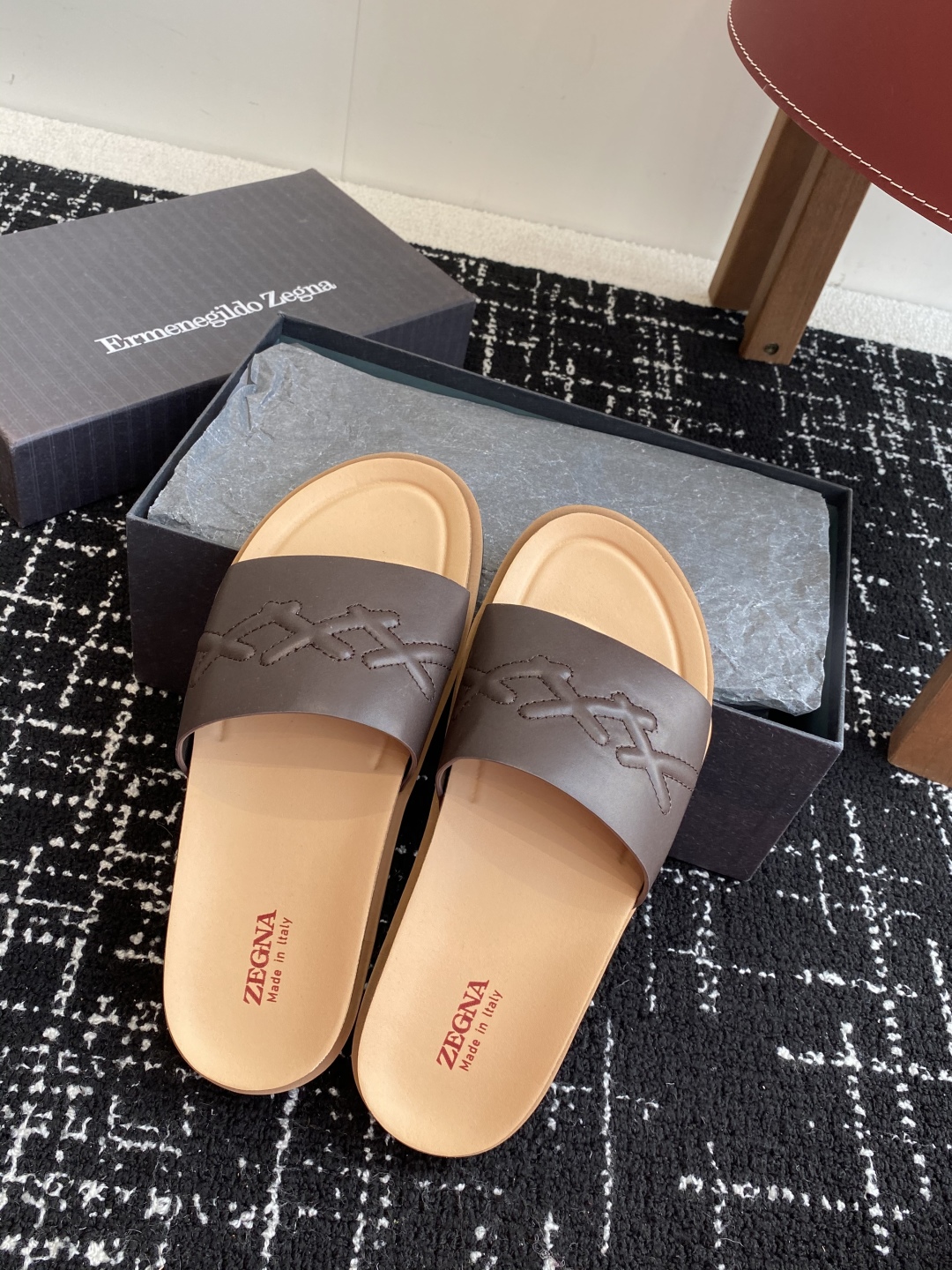 代购级
ZEGNA 杰尼亚 xxx系列 一字 厚底 老钱风 凉拖鞋

原版购入开发 做货 这款zegna