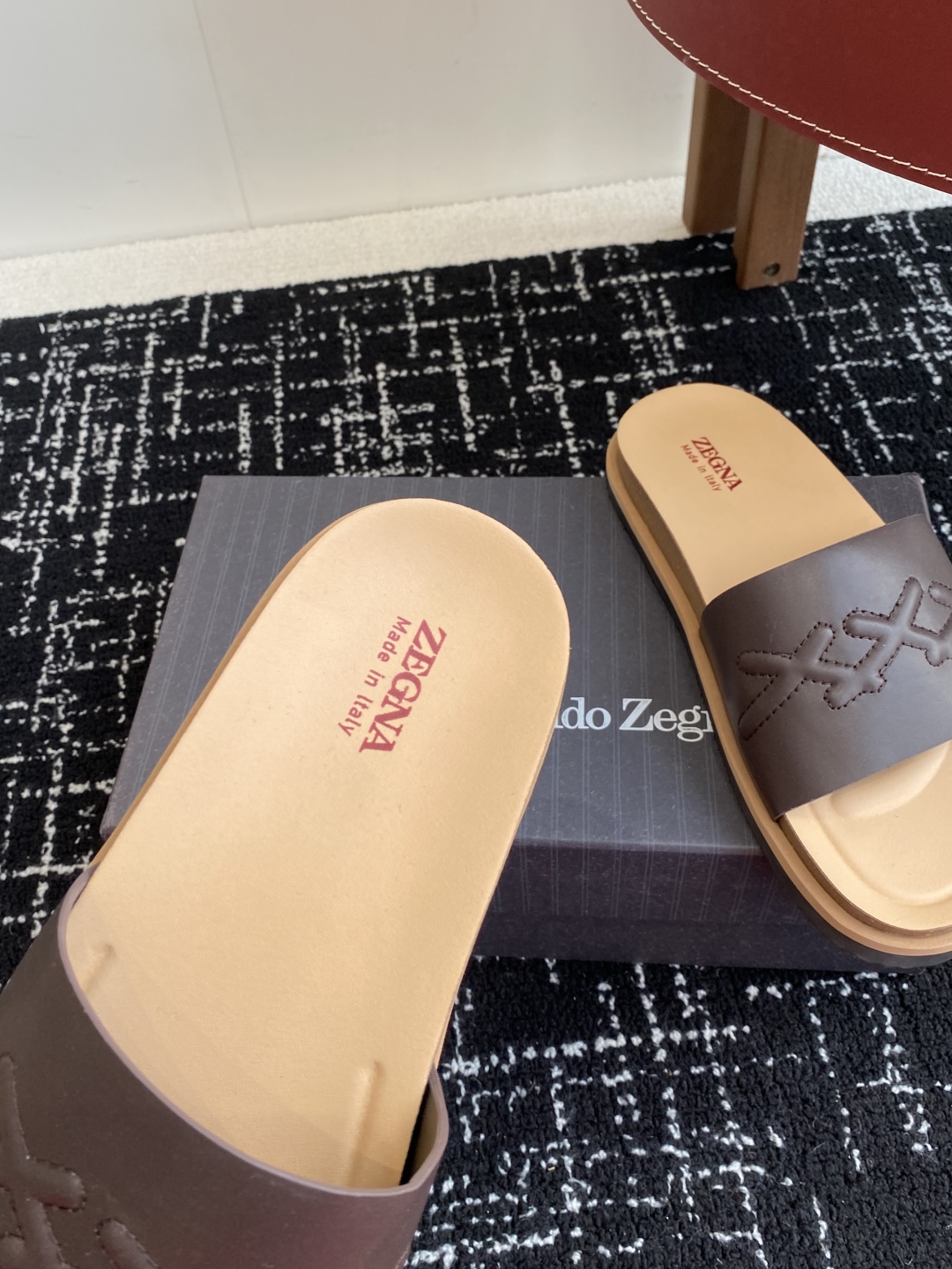 代购级
ZEGNA 杰尼亚 xxx系列 一字 厚底 老钱风 凉拖鞋

原版购入开发 做货 这款zegna