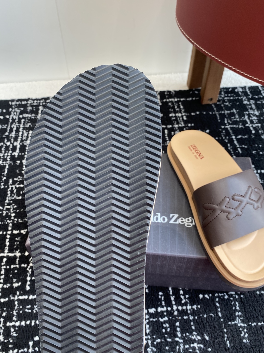 代购级
ZEGNA 杰尼亚 xxx系列 一字 厚底 老钱风 凉拖鞋

原版购入开发 做货 这款zegna