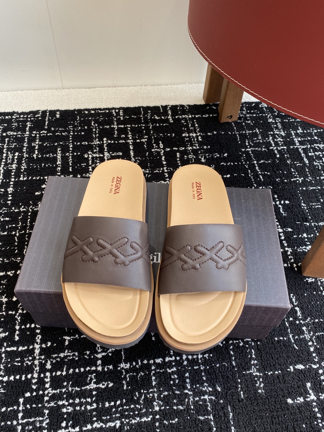 代购级
ZEGNA 杰尼亚 xxx系列 一字 厚底 老钱风 凉拖鞋

原版购入开发 做货 这款zegna