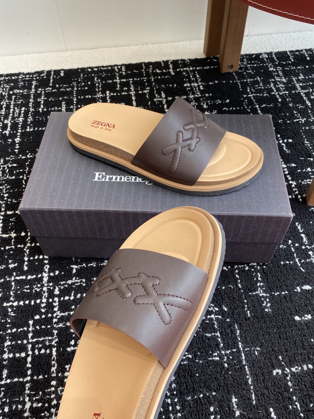 代购级
ZEGNA 杰尼亚 xxx系列 一字 厚底 老钱风 凉拖鞋

原版购入开发 做货 这款zegna